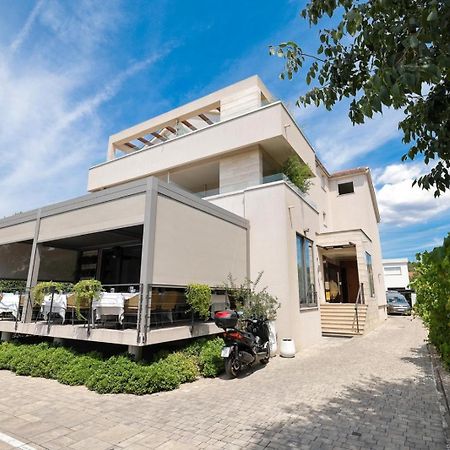 Rooms & Restaurant Matanovi Dvori Sukošan Eksteriør bilde